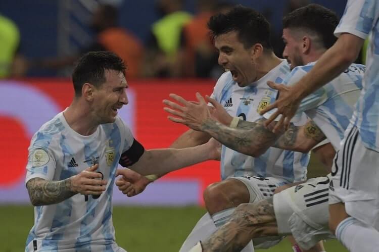 Messi vui mừng trong chiến thắng của Argentina